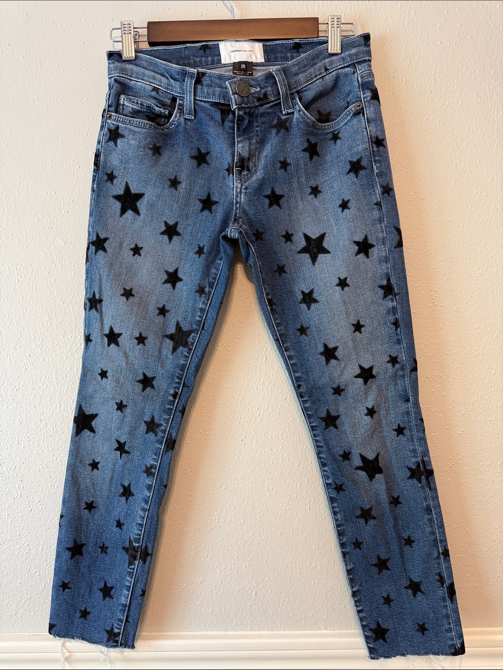 Current/Elliott Blue Denim Ankle Jeans with Black/Navy Star Print